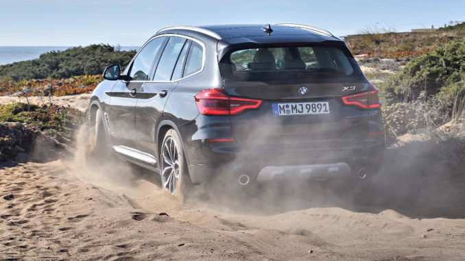 Ein BMW X3 XDrive30d, Sophistograu Brillanteffekt metallic (10/2017) fährt über eine Stranddüne durch den Sand.