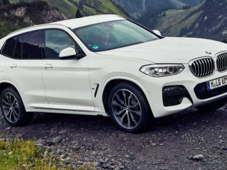 Ein weißer BMW X3 xDrive30e (10/2919) fährt über eine Gebirgsstraße.