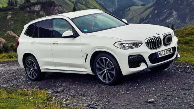 Ein weißer BMW X3 xDrive30e (10/2919) fährt über eine Gebirgsstraße.