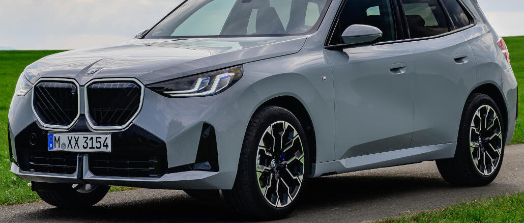 Ein grauer BMW X3 (G45) 20 xDrive mit M Sport Paket steht 2024 auf einem Feldweg.