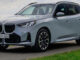 Ein grauer BMW X3 (G45) 20 xDrive mit M Sport Paket steht 2024 auf einem Feldweg.