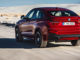 Der neue BMW X4 mit M Sport Paket - Melbourne Rot metallic (02/14) fährt durch eine Wüstenlandschaft.