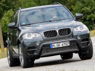 Am 16.08.2011 fährt en blauer BMW X5 30d auf einer Landstraße E70 LCI Exterior