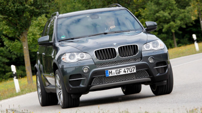 Am 16.08.2011 fährt en blauer BMW X5 30d auf einer Landstraße E70 LCI Exterior