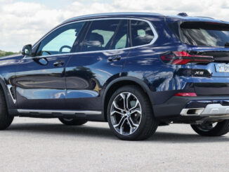 Ein blauer BMW X5 steht 2023 auf einer Teststrecke.