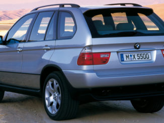 BMW X5 Modelljahr 2001 (10/2010) in silber steht auf einem Feldweg.