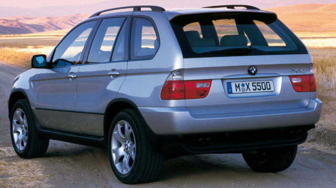 BMW X5 Modelljahr 2001 (10/2010) in silber steht auf einem Feldweg.