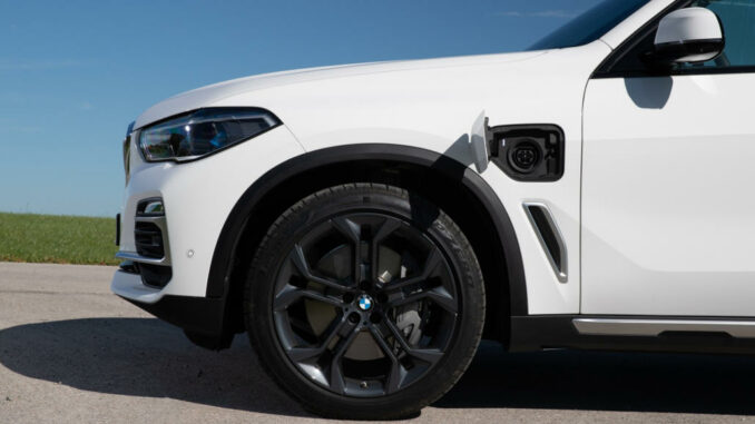 Detailaufnahme eines weißen BMW X5 xDrive 45e vom November 2019.