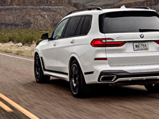 Ein weißer BMW X7 xDrive50i (in Europa nicht verfügbar) fährt 2019 durch eine US-amerikanische Wüstenlandschaft.