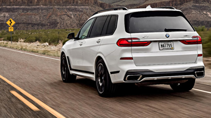 Ein weißer BMW X7 xDrive50i (in Europa nicht verfügbar) fährt 2019 durch eine US-amerikanische Wüstenlandschaft.