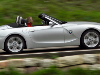 Ein silberner BMW Z4 (E85) fährt 2005 mit offenem Verdeck eine Passstraße nach oben.