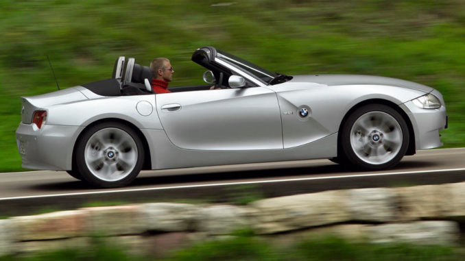 Ein silberner BMW Z4 (E85) fährt 2005 mit offenem Verdeck eine Passstraße nach oben.