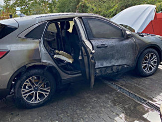 Ein von einem Feuer beschädigter Ford Kuga PHEV steht im August 2020 auf einem Hof in Wiesbaden.