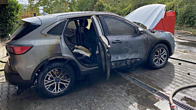 Ein von einem Feuer beschädigter Ford Kuga PHEV steht im August 2020 auf einem Hof in Wiesbaden.