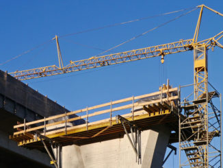 baustelle betonbau brückenpfeiler kran