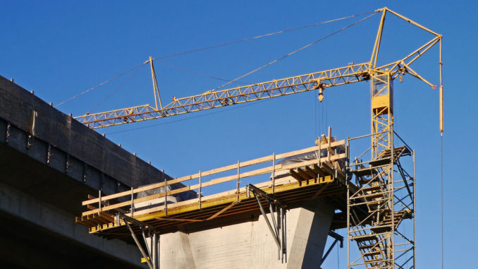 baustelle betonbau brückenpfeiler kran