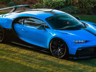 Ein blauer Bugatti Chiron Pur Sport steht 2021 im Garten einer Villa in Südkalifornien.
