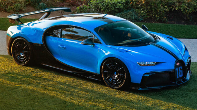 Ein blauer Bugatti Chiron Pur Sport steht 2021 im Garten einer Villa in Südkalifornien.