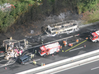 Luftaufnahme vom Unfallort des Busunglücks bei Münchberg am 3. Juli 2017.