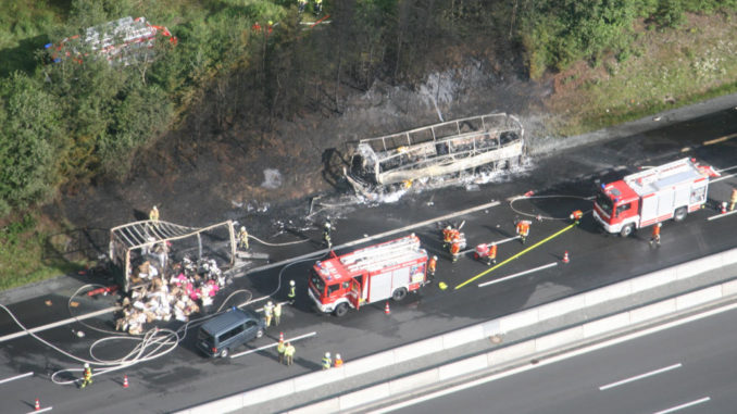 Luftaufnahme vom Unfallort des Busunglücks bei Münchberg am 3. Juli 2017.