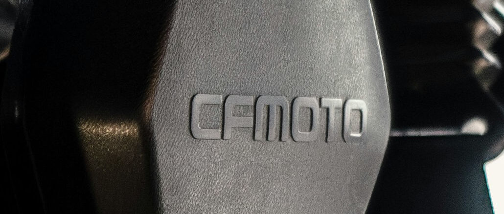 Großaufnahme einer kopfstuetze in einem Fahrzeug von cfmoto.