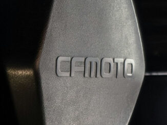 Großaufnahme einer kopfstuetze in einem Fahrzeug von cfmoto.