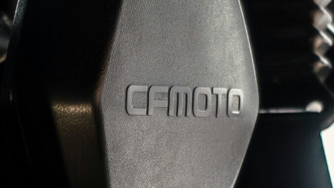 Großaufnahme einer kopfstuetze in einem Fahrzeug von cfmoto.