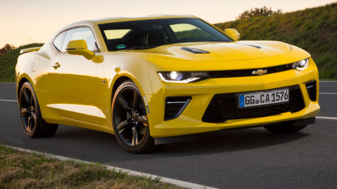 Ein gelber Chevrolet Camaro steht auf einer deutschen Landstraße.