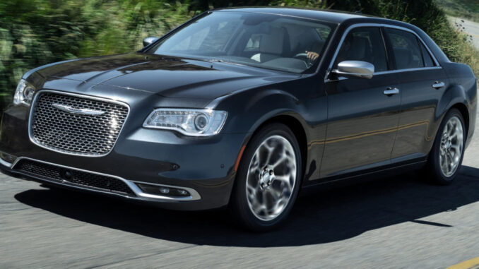 chrysler_300_MY2020 Ein brauner Chrysler 300 fährt 2020 auf eine US-Landstraße.