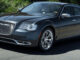 Ein brauner Chrysler 300 fährt 2020 auf eine US-Landstraße.