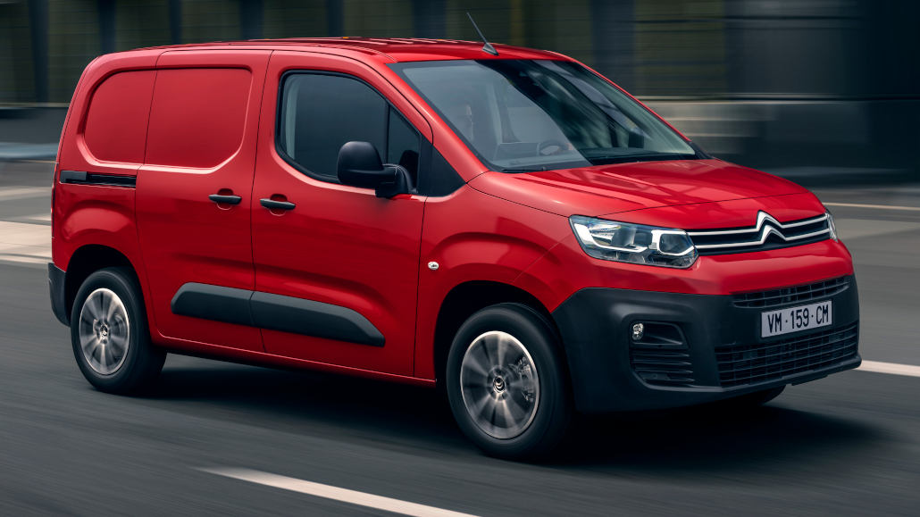 Ein roter Citroen Berlingo fährt 2018 auf einer Stadtstraße.