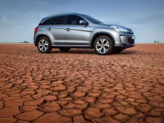 Ein silberner Citroen C4 Aircross steht in einer Wüstenlandschaft auf einem ausgetrockneten Flussbett