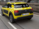 Ein gelber Citroen C4 Cactus fährt über ein Brücke.