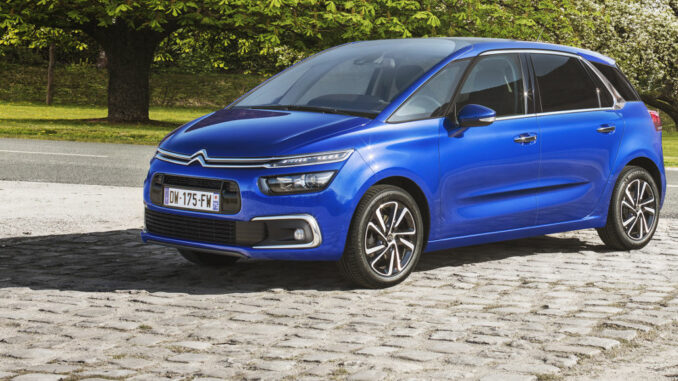 Ein blauer Citroen C4 Spacetourer steht 2018 auf einer gepflasterten Straße.