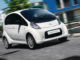 Ein weißer Citroen C-Zero fährt 2017 einen Stadtbach entlang.