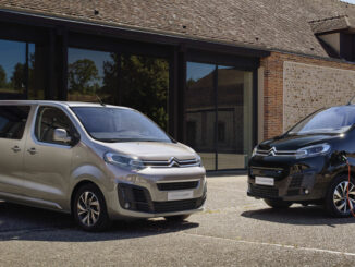 Citroën ë-SpaceTourer und _Jumper stehen 2020 neben einer Ladesäule.