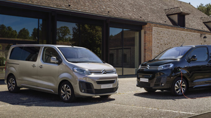 Citroën ë-SpaceTourer und _Jumper stehen 2020 neben einer Ladesäule.