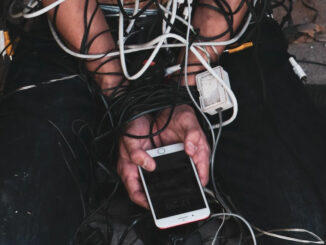 Nutzer mobiles Internet, mit Kabeln gefesselt