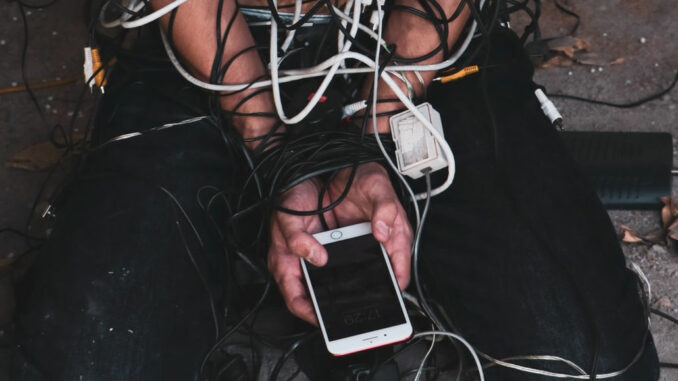 Nutzer mobiles Internet, mit Kabeln gefesselt