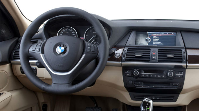 Cockpit des BMW X5 (E70), fotografiert im Februar 2010.