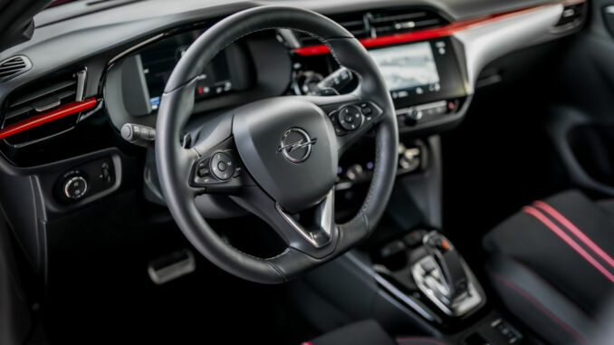 Cockpit eines Opel Corsa F von 2019.