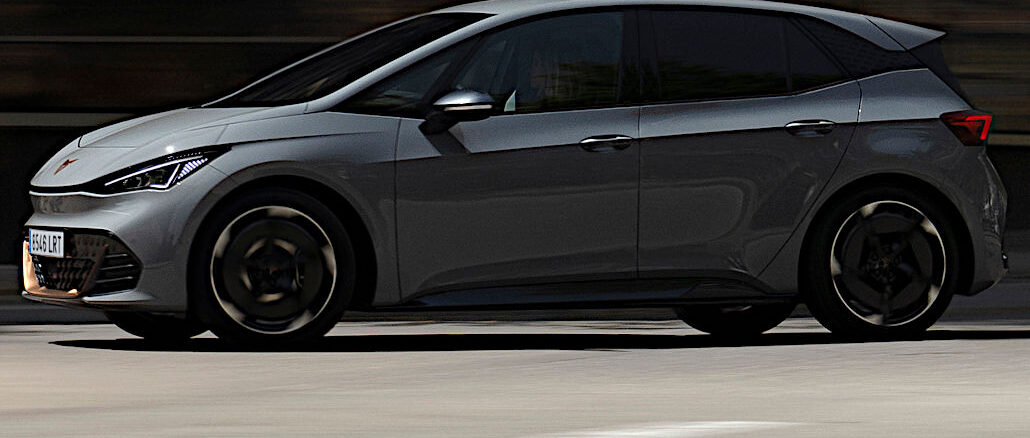 Ein grauer Cupra Born fährt 2024 durch die Stadt.