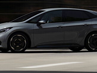 Ein grauer Cupra Born fährt 2024 durch die Stadt.