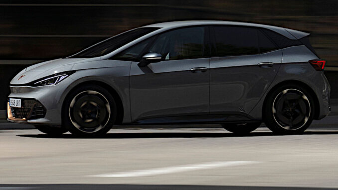 Ein grauer Cupra Born fährt 2024 durch die Stadt.