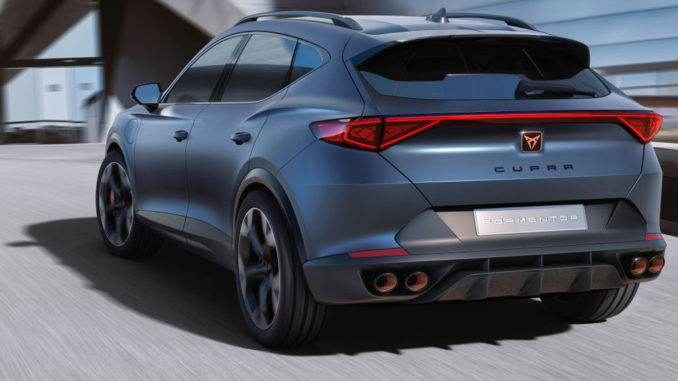 Ein blaugrauer Cupra Formentor fährt 2020 an einem futuristischen Gebäude vorbei.