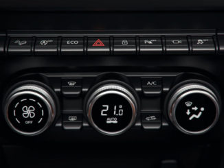Interieur des Dacia Duster 2017, Wahlhebel und Klimaautomatik