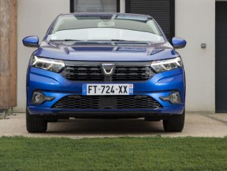 Ein blauer Dacia Sandero, Fünftürer, steht 2020 vor einem Reihenhaus.