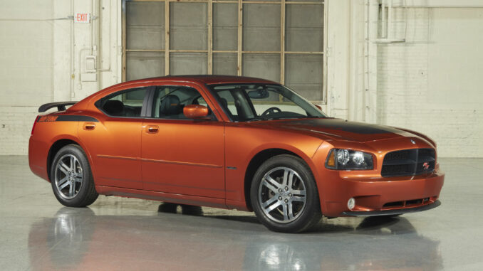 Studioaufnahme von 2006 eines bronzefarbenen Dodge Charger Daytona