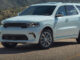 Ein weißer Dodge Durango steht 2021 auf einem Parkplatz in einer Wüstenlandschaft.