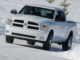 Ein weißer Dodge RAM 1500 fährt im Winter 2011 über eine verschneite Straße.